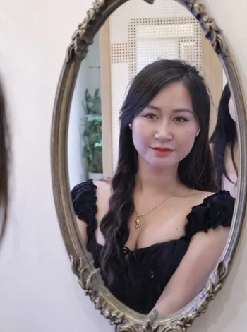 1v1 video chat on a phone: a woman on camera in the mobile layout